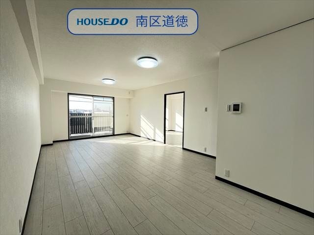 白を基調としたリビングは、清潔感があり、どんなインテリアとも相性◎明るく広々と感じる空間で、心地よいリラックスしたひとときを過ごせます。
(2025年12月16日撮影)