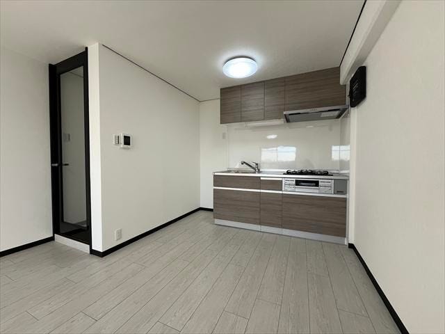 家族の絆を深めるのにも適した作りとなっています。壁付けキッチンで、調理に集中しやすく、水はねや油はねも飛び散りにくいです◎
(2025年12月16日撮影)