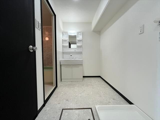 慌ただしい朝も大丈夫。ゆとりの空間になっています。シャワー付洗面化粧台♪洗髪や手洗い洗濯に加え、洗面台のお掃除もしやすくとても便利です♪
(2025年12月16日撮影)