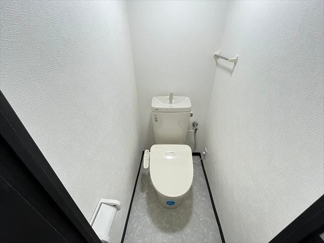 洗面所からトイレに繋がります。白がキレイなトイレ♪収納棚など置いてもオシャレな雰囲気にできそうです♪
(2025年12月16日撮影)