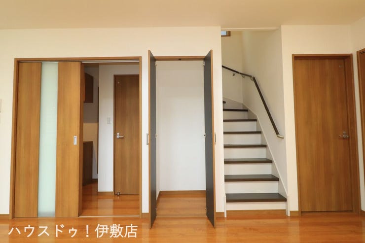 【リビング収納】
リビングに便利な収納付き!扉付きで生活感を出さずに収納可能です