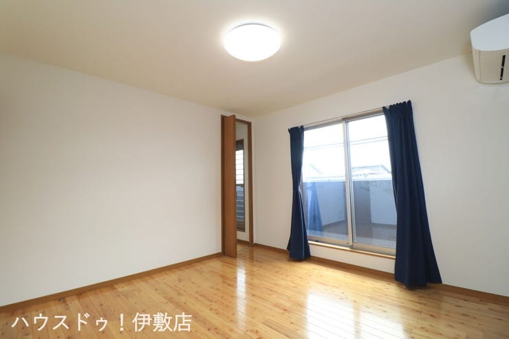 【2F洋室8帖】
落ち着きのある広々とした洋室。主寝室としていかがでしょうか?