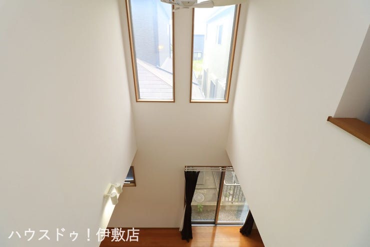 【吹抜】
開放感のある吹き抜け。電気をつけなくても明るい室内