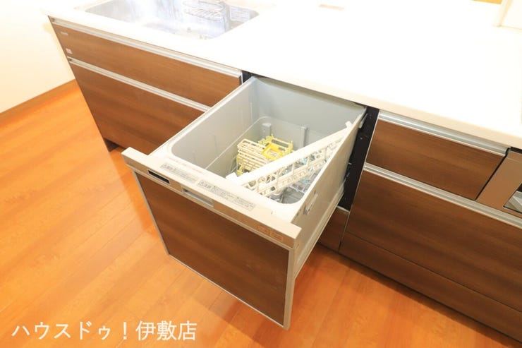 【食器洗浄乾燥機】
日々の家事タイムを助ける強い味方!
機能性だけでなくお洒落なデザインも魅力です
食事後の時間をお子様や旦那様とのゆとり時間に