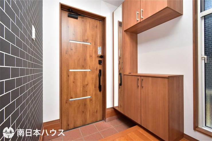 吉野町 中古戸建 吉野町／４区画 【玄関】大容量のシューズボックス付き！玄関扉はタッチキーでも開閉錠できます♪