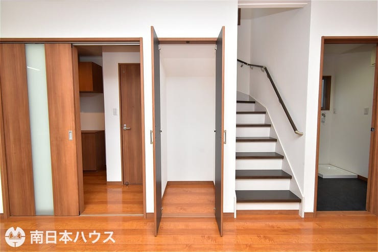 吉野町 中古戸建 吉野町／４区画 【リビング収納】