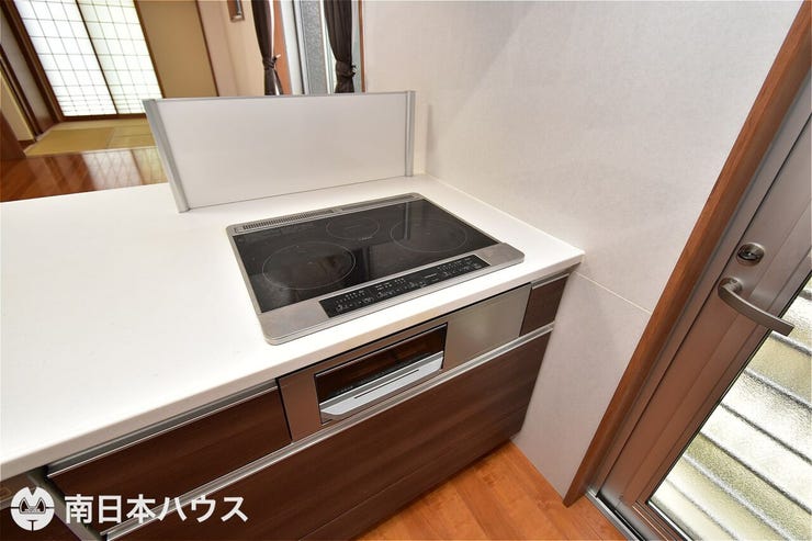 吉野町 中古戸建 吉野町／４区画 【IHクッキングヒーター】3口のコンロとグリル付き！お手入れのしやすさが魅力のキッチンです！