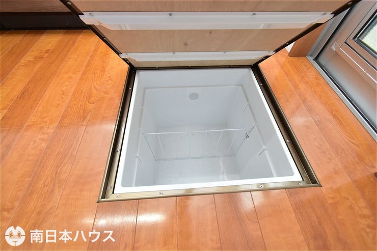吉野町 中古戸建 吉野町／４区画 【床下収納】保存食や使用頻度の少ない品物を収納でき、キッチン周りをスッキリと収納できます♪