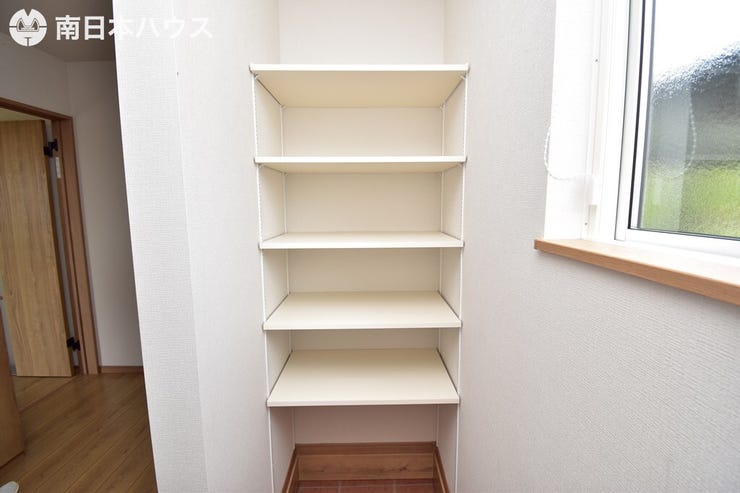 【シューズクローク】可動棚と対面には洋服掛けがあります♪