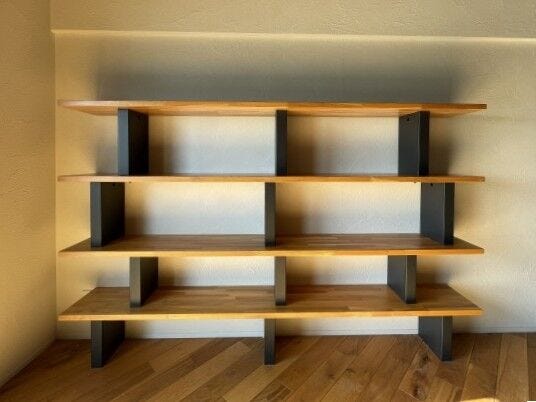 リビング収納:本棚として利用したり小物や写真を飾ったりするとオシャレな棚になりますね。