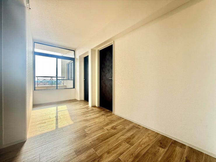 ◇廊下◇
玄関すぐにバルコニーが見える広い廊下があり、風通しのよいお住まいになります。陽当たり良好です。
