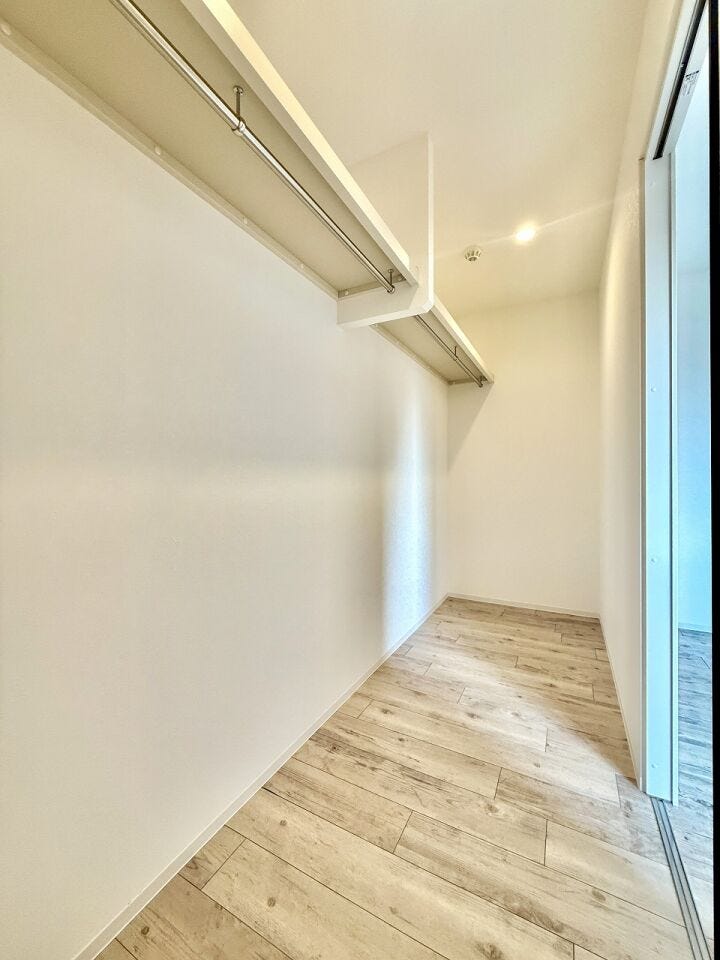 ◇ウォークインクローゼット◇
大容量のクローゼット完備。お洋服もたくさん収納できて、お部屋がスッキリします。ハンガーパイプが設置されており、大切なお洋服が傷まないよう、そのままかけて収納できます。