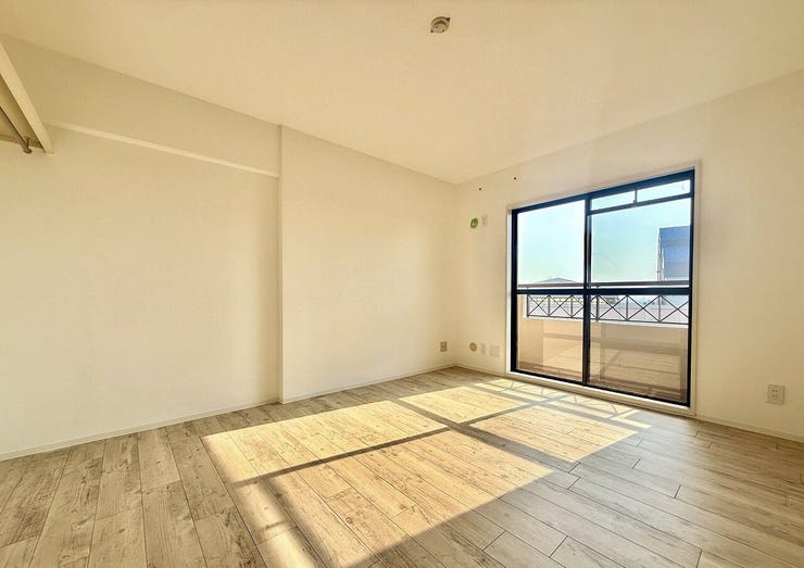 ◇6.3帖 洋室◇
バルコニーもあり陽当たり良好です。収納スペースもあり広々とした空間です。お子様のお部屋や、趣味のお部屋にしたり、使いやすいお部屋になっています。