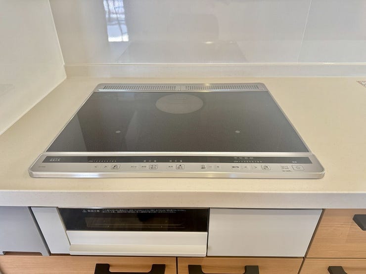 ◇IHキッチン◇
3口IHキッチンは火を使わないので安全です。お手入れのしやすさも大きな特徴です。ガスより加熱が早い・火力が強いのも魅力ですね。