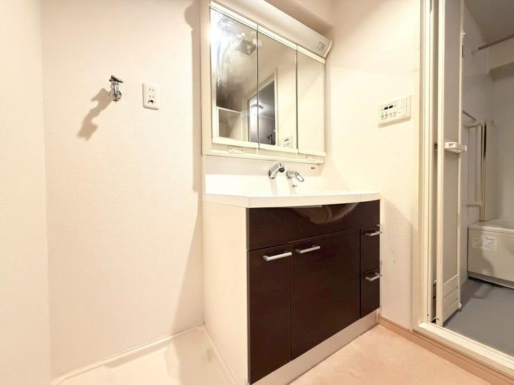 三面鏡のコンセント付き洗面台