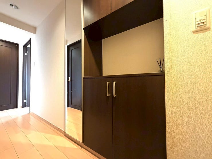 鏡付きの大きなシューズボックス