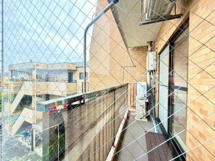 東向きのバルコニーです