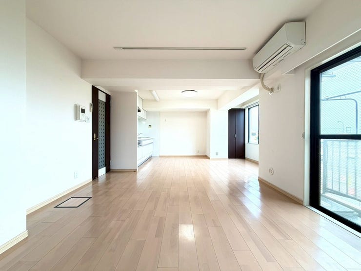 窓が沢山の明るいリビング