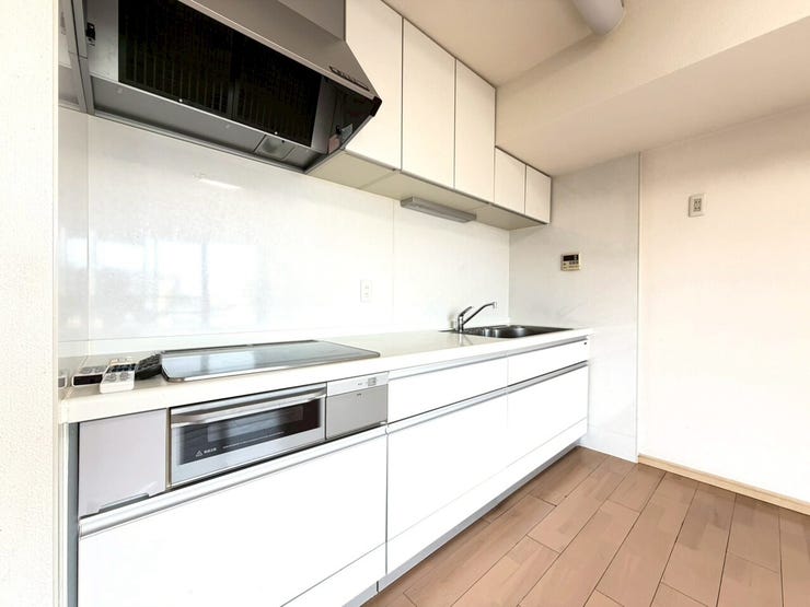 収納豊富な広いキッチン