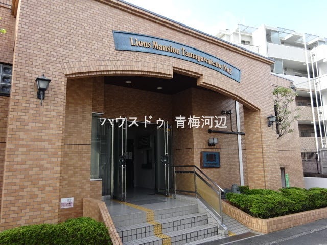 エントランス:手入れの行き届いた共用部が、管理体制の良さを感じさせます。