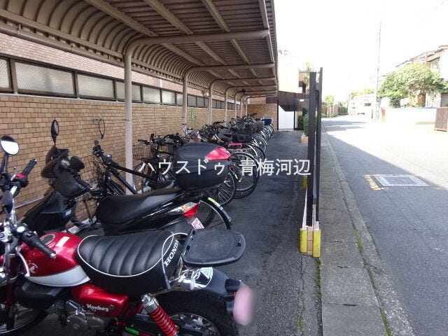 バイク置場:大切な愛車を雨や直射日光から守ります。