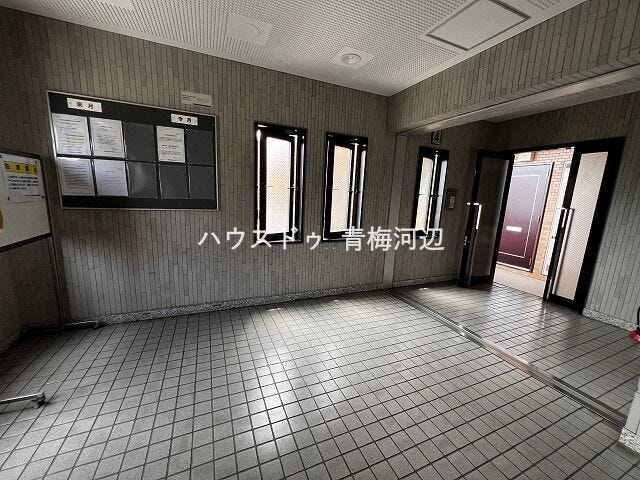 ロビー:ゆとりあるエントランスホールが、住まう方や来客を気持ちよく迎えます。