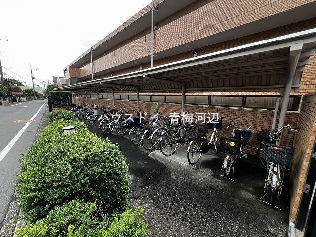 駐輪場:屋根付きで雨の日も乗り降りしやすく、快適に利用できます。