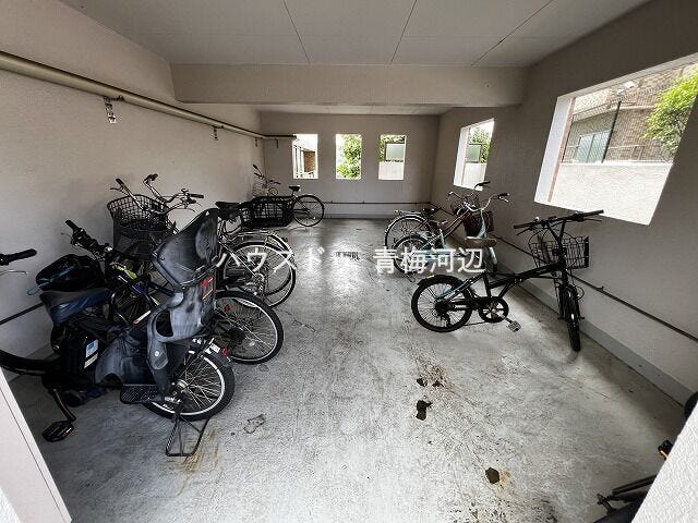 駐輪場:屋根付きで雨の日も乗り降りしやすく、快適に利用できます。