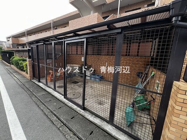 ゴミ捨て場:専用ゴミ置き場を備え、共用部も管理が行き届いています。