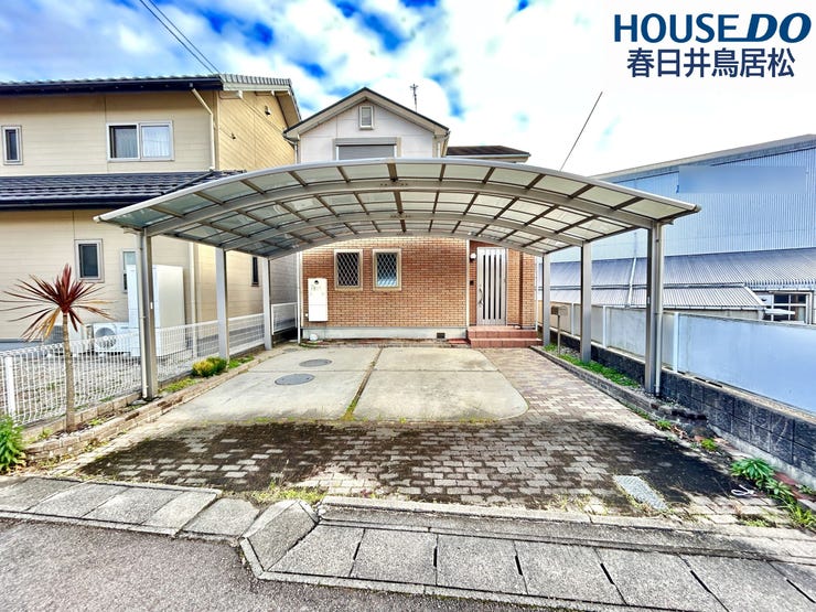 【外観】
◇外観写真◇
大留町9丁目にある中古戸建です。並列2台駐車可能で、カーポートも付いているので雨の日もあまり濡れることなく助かりますね。お車だけでなく、自転車やバイクなども置いていただけそうです。