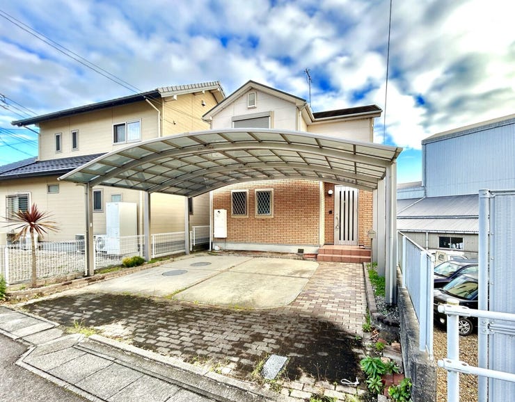 ◇外観写真◇
小学校が徒歩10分圏内で子育てに優しい落ち着いた環境です。ドンキホーテ気噴店やコンビニも近くにあるので、生活に必要な物はすぐに買いに行けて、生活に便利な立地です。