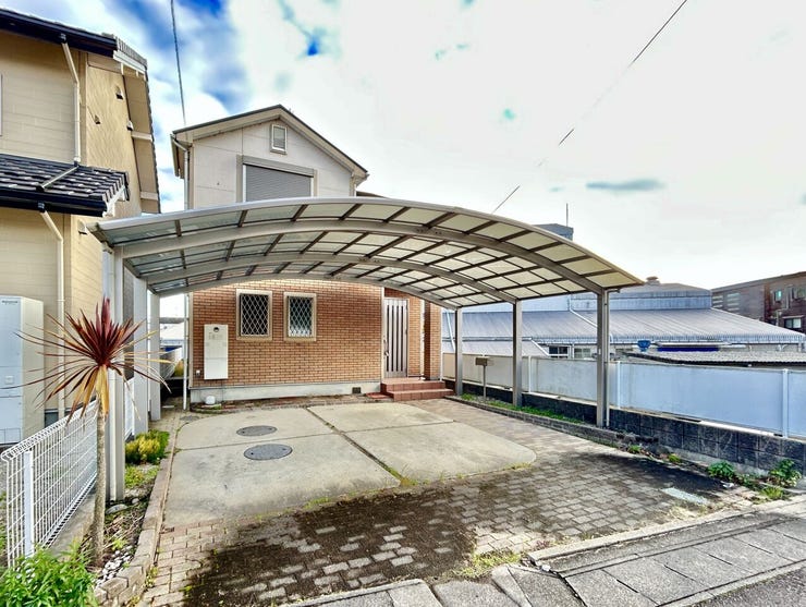 ◇外観写真◇
縦長LDKの対面式キッチンで調理中でもご家族での会話が弾みますね♪1階にLDKと続き間の和室があるのでお子様を遊ばせたり等、あると助かります♪