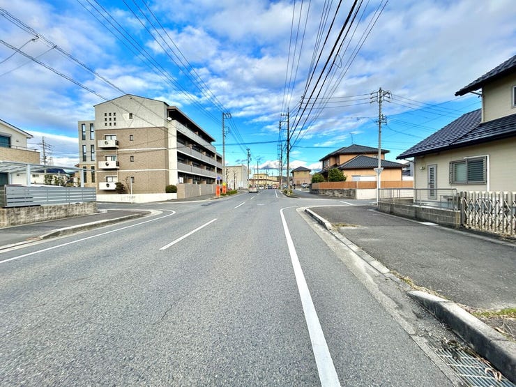 ◇前面道路◇
過ごす時間と共に刻々と表情を変えていく住まい、季節によってさまざまな表情を見せてくれるわが家は、時を重ね思いを紡ぐ場所です。ご家族の一家団欒を心ゆくまでお楽しみください。