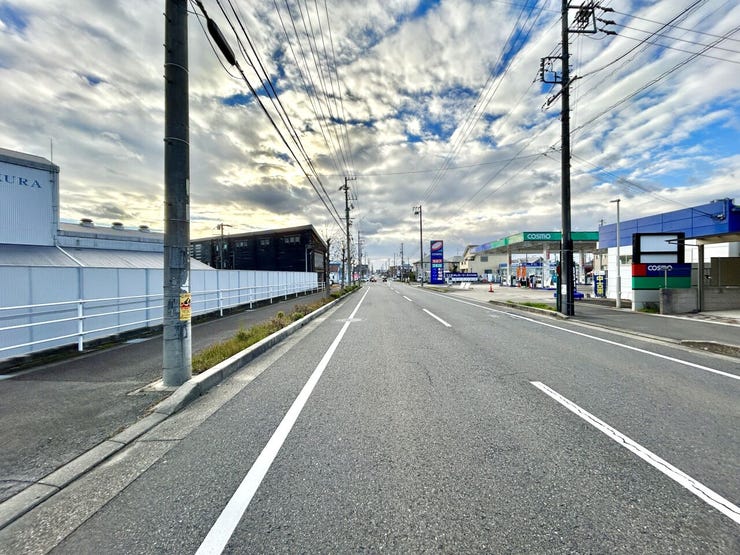 ◇前面道路◇
前面道路は約18mです。圧迫感がなく、街並みが開放的ですね。歩道もきちんとあるので、小さいお子様と手つないで横並びに歩いても安心な広さです。