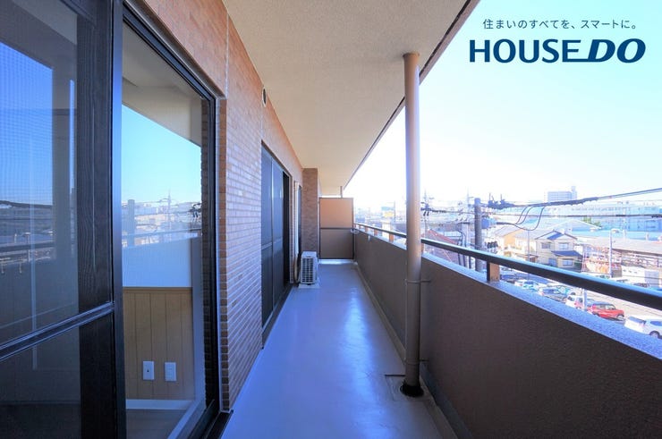 広々バルコニーで日当り良好なので、洗濯物も早く乾きそうです。またマンションの場合は、わざわざ階段を上がって干して頂く必要が無く、ワンフロアですむ所も良いですね!