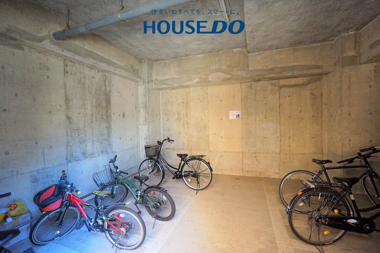 自転車置き場や、バイク置場もありお車を使われなくなっても良いですね!