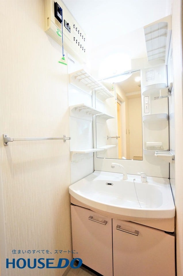 また洗面化粧台にも収納スペースを設ける事により、散らかりやすい洗面スペースをスッキリ保てます♪