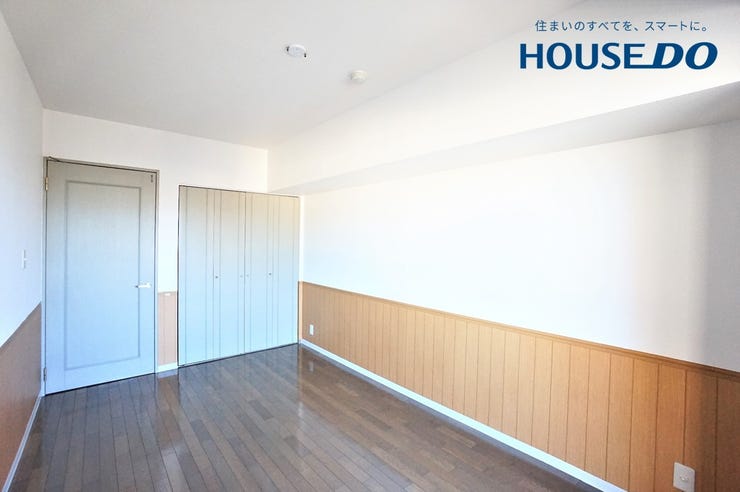 ゆったりサイズの主寝室は、心身を静かに満たすシックな趣き。採光と通風に優れ、衣服等を上手に収納できる収納も備えています。