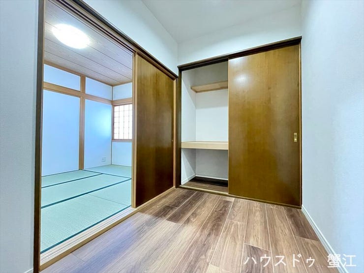 6畳和室に隣接した納戸は押入収納が設けられています。
寝具や衣装ケースなども余裕で収納できます。