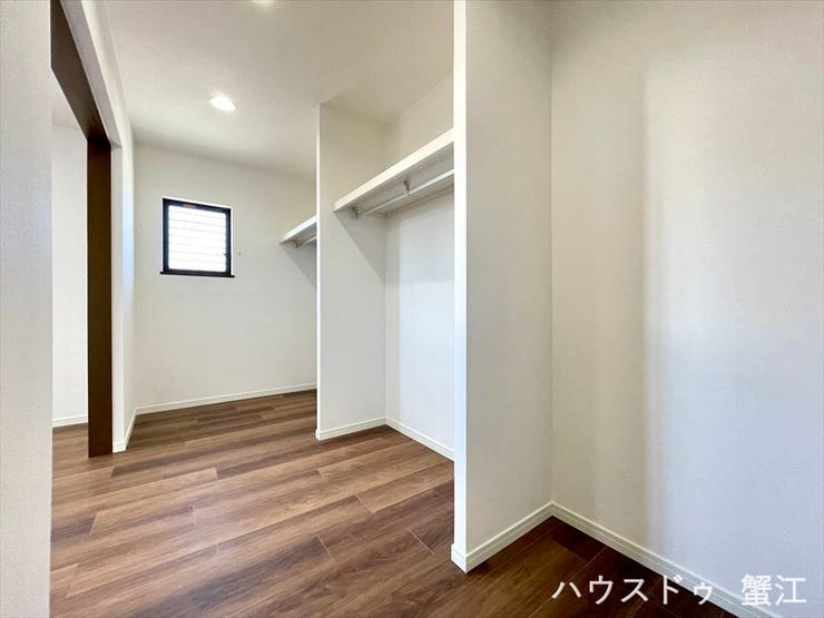 2階納戸:大容量の衣類のほか、スーツケースや旅行バッグなど大きなものも収納することができ、お家をスッキリと片付けることができます。