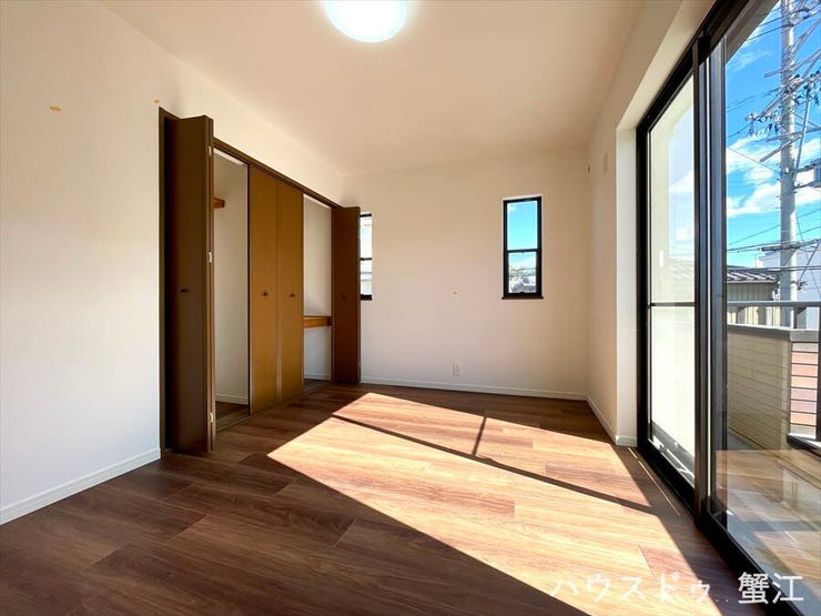 2階南東洋室:南向きの部屋は太陽光を十分に取り込むため、寒い季節でも温かく過ごせます。暖房コストの節約にもなりますね。