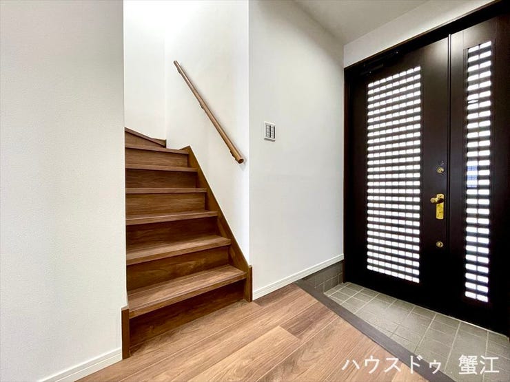 玄関ドアは間口が広く、大型の家具や家電も寸法を気にせず搬入できます。