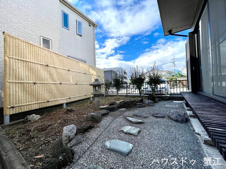 小規模ながら自然を模した日本庭園。
心の安らぎを感じます。