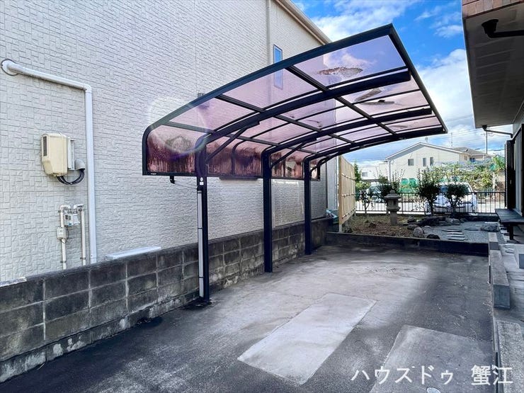 カーポート付きのガレージ
この駐車スペースの他に、北側にも2台駐車可能なスペースがあります。