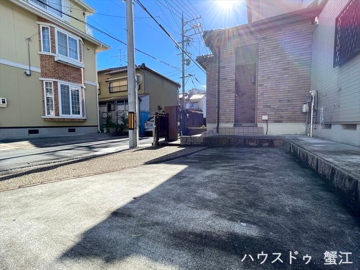 駐車場:並列で普通車2台が駐車可能なスペースがあります。
前面道路は交通量が少なく、出し入れもスムーズです。