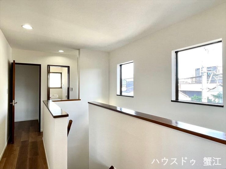 2階廊下:階段部分は吹抜になっており、明り取りの窓から日光が玄関まで射し込む構造になっています。