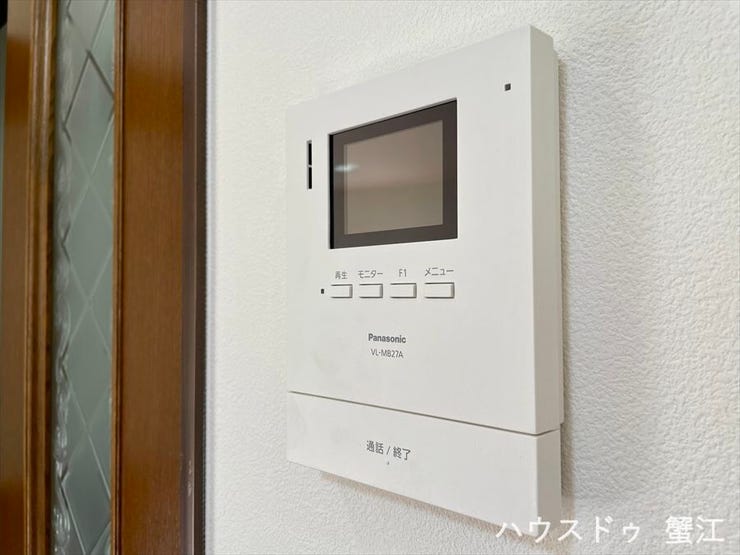 カラーモニター付きインターホン:
録画機能も付いているので、防犯対策にもなります。
