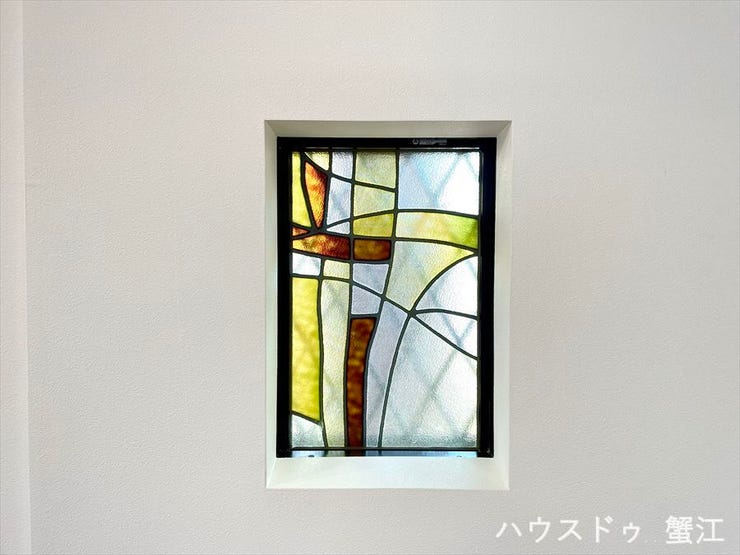 キッチンにはステンドグラスが装飾されています。
玄関のドアを通して入る間接光が華やかさを演出しています。