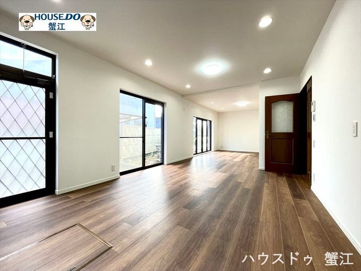 20帖の直線型リビングは、家具の設置もしやすく、開放感に溢れています。