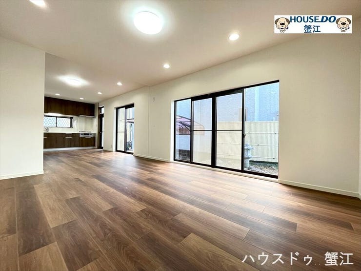 ゆったりとした広いリビングは圧迫感が無く、家族でくつろげる空間。大きめのソファーを置いて自然と家族が集まる癒しの空間になるでしょう。